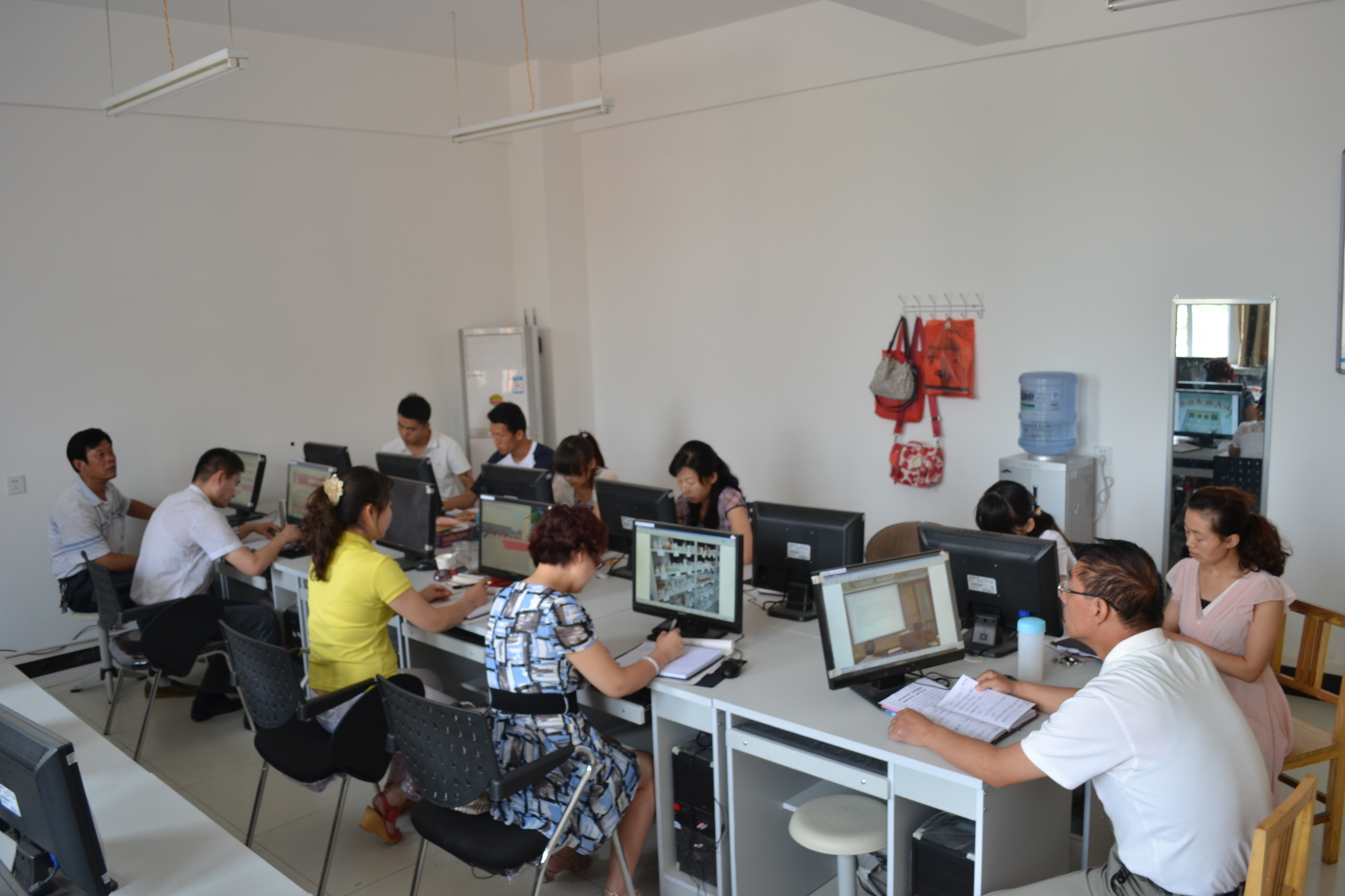 涇陽(yáng)縣青少年活動(dòng)中心舉辦網(wǎng)絡(luò)應(yīng)用技能培訓(xùn)會(huì)，杭州網(wǎng)絡(luò)技術(shù)服務(wù)助力青少年教育信息化